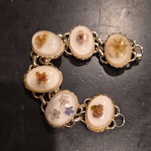 Floral Resin Oval Link Bracelet in Cream and Gold